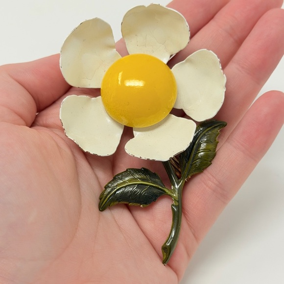 Vintage Enamel Flower Brooch White Yellow Green Metal Pin Fashion Jewelry - Picture 7 of 8